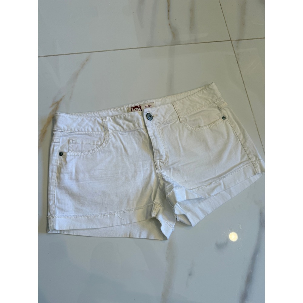 LEI Ashley Low Rise White Denim Shorts Womens Size 13 Regular Cuffed Hem
